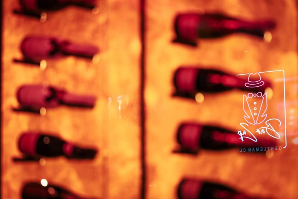 Wand voller Moet Champagner Flaschen in der Zapa Bar in Basel